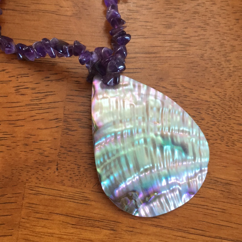 Beautiful Shell Necklace - Picture 3 of 4